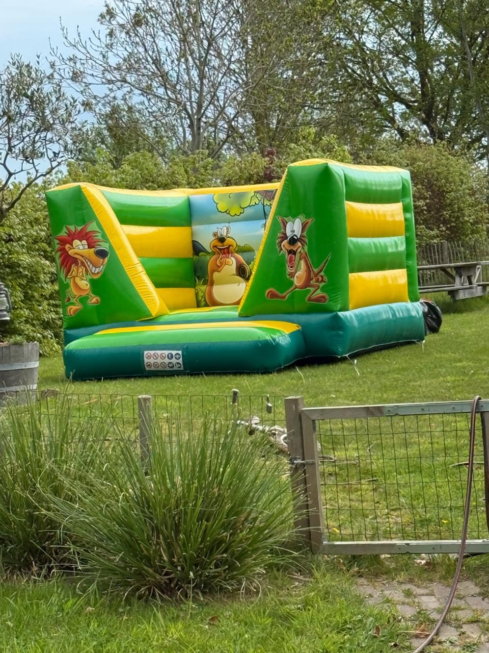 Crazy Animals springkussen volledig opgeblazen in de tuin